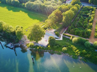 Fransa 'nın en güzel köylerinden La Roche-Guyon' un manzaralı manzarası.