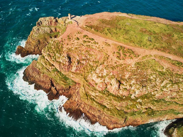 Cape Frehel manzaralı, Fransa 'nın en popüler turizm merkezlerinden biri. Ünlü GR34 izleme yolu boyunca yaygın olarak bilinen turist çekimini gösteren hava aracı görüntüsü