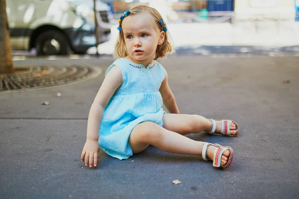 Несчастная Эмоциональная Девочка Сидящая Полу Открытым Небом Непослушный Ребенок Улице — стоковое фото