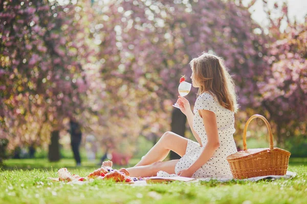 Hermosa Mujer Joven Haciendo Picnic Soleado Día Primavera Parque Durante —  Fotos de Stock