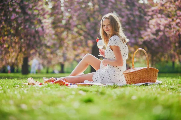 Mooie Jonge Vrouw Picknicken Zonnige Lentedag Park Tijdens Kersenbloesem Seizoen — Stockfoto