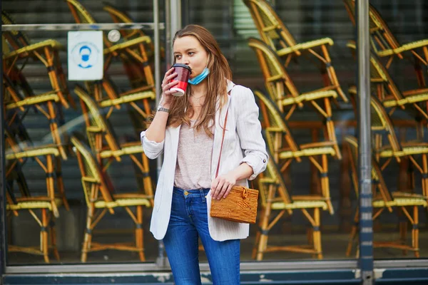 Niña Parada Cerca Restaurante Cerrado París Con Mascarilla Protectora Durante — Foto de Stock