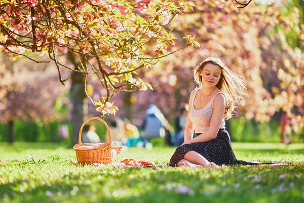 Hermosa Joven Que Hace Picnic Soleado Día Primavera Parque Durante —  Fotos de Stock