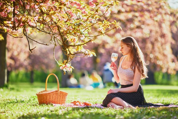 Mooie Jonge Vrouw Picknicken Zonnige Lentedag Park Tijdens Kersenbloesem Seizoen — Stockfoto