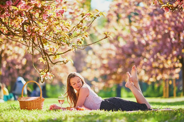 Mooie Jonge Vrouw Picknicken Zonnige Lentedag Park Tijdens Kersenbloesem Seizoen — Stockfoto