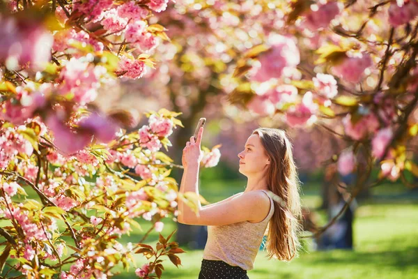 Hermosa Chica Jardín Flores Cerezo Día Primavera Tomando Fotos Grabando —  Fotos de Stock