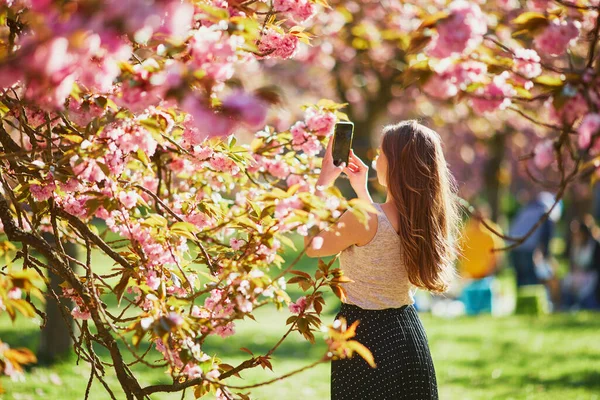 Menina Bonita Jardim Flor Cerejeira Dia Primavera Tirando Foto Gravando — Fotografia de Stock