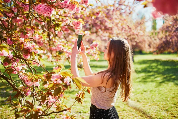 Hermosa Chica Jardín Flores Cerezo Día Primavera Tomando Fotos Grabando —  Fotos de Stock