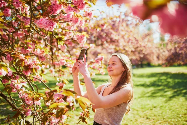 Krásná Dívka Třešňové Květinové Zahradě Jaře Fotografování Nebo Nahrávání Video — Stock fotografie