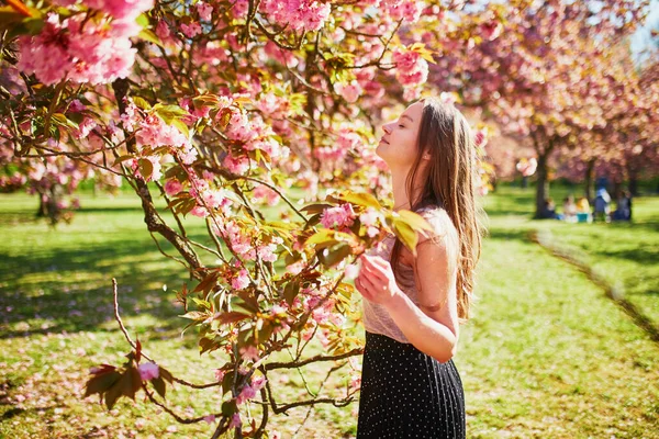 Bella Ragazza Giardino Fiori Ciliegio Giorno Primavera Giovane Donna Nel — Foto Stock