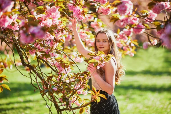Schöne Mädchen Kirschblütengarten Einem Frühlingstag Junge Frau Berühmten Park Von — Stockfoto