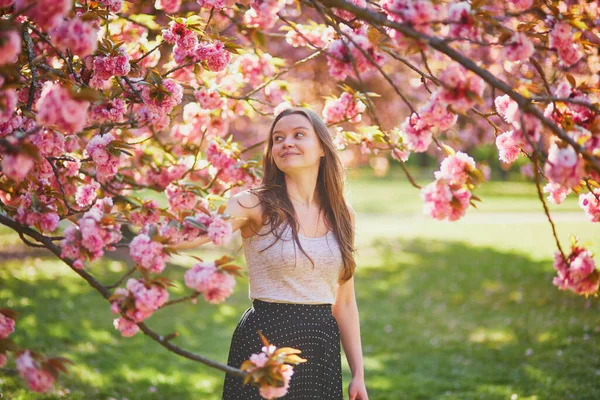 Bella Ragazza Giardino Fiori Ciliegio Giorno Primavera Giovane Donna Nel — Foto Stock