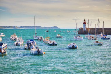 Erquy, Brittany, Fransa 'da birçok yat ve deniz feneri