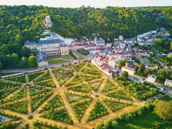 Roche Guyon是法国最美丽的村庄之一 — 图库照片