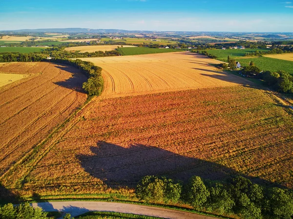 ブルターニュ フランスの牧草地や農地の空中ビュー 緑のフィールドと牧草地と美しいフランスの田舎 日没の田園風景 — ストック写真