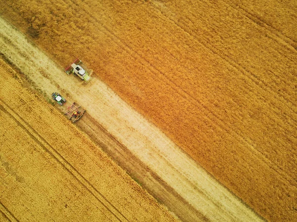 여름에는 수확한다 드론으로 현장에서 일하는 보입니다 들판에서 모으고 기계를 조립하라 — 스톡 사진