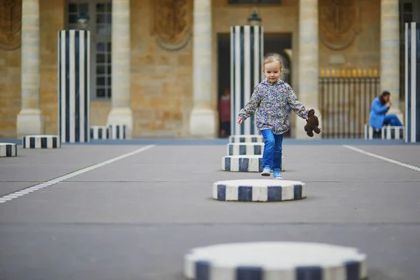 Joyeuse Petite Fille Joyeuse Courant Dans Les Colonnes Buren Palais — Photo