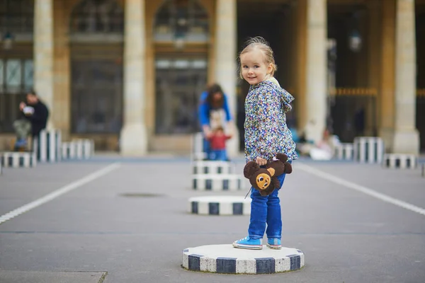 Щаслива Весела Дівчинка Біжить Колонах Бюрена Палац Роялі Париж Франція — стокове фото