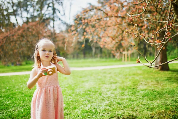 Suloinen Kolmevuotias Tyttö Vaaleanpunainen Mekko Nauttia Aurinkoinen Kevät Päivä Leikkii — kuvapankkivalokuva