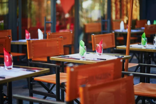 Τραπέζι Παραδοσιακό Παριζιάνικο Υπαίθριο Καφέ Κενό Εστιατόριο Περιμένει Τους Πελάτες — Φωτογραφία Αρχείου