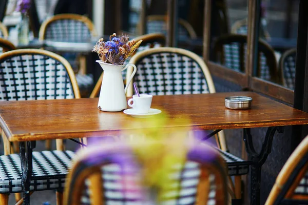 Таблиця Традиційних Паризьких Відкритих Кафе Чашка Кави Глечик Сушеними Квітами — стокове фото