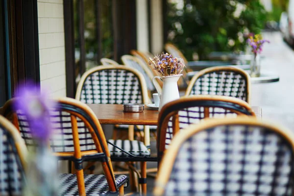 伝統的なパリの屋外カフェのテーブル 空のレストランで乾燥花とコーヒーとピッチャーのカップパリ フランス — ストック写真