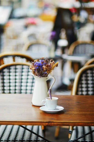 파리의 카페의 테이블 프랑스 식당에서 주전자 — 스톡 사진