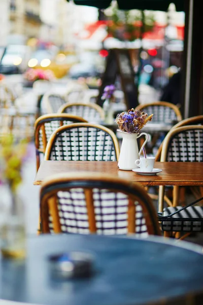 Таблиця Традиційних Паризьких Відкритих Кафе Чашка Кави Глечик Сушеними Квітами — стокове фото