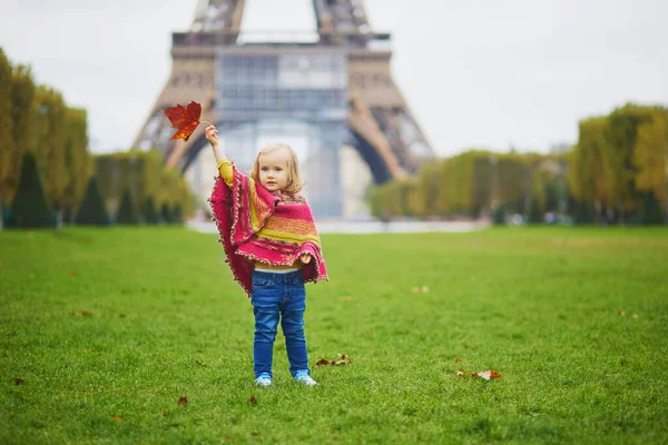 Menina Adorável Criança Perto Torre Eiffel Dia Outono Paris França — Fotografia de Stock