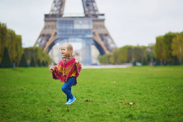 Niña Adorable Cerca Torre Eiffel Día Otoño París Francia Niño — Foto de Stock