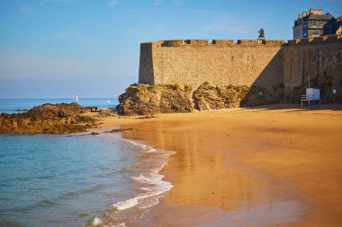Saint-Malo, Brittany, Fransa 'daki Plage du Mole plajının manzarası. Fotoğraf gelgitte çekildi.