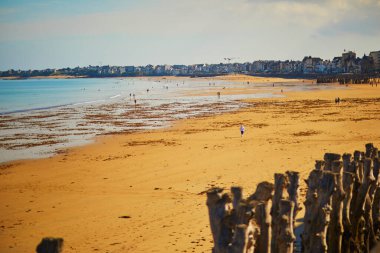 Saint-Malo, Brittany, Fransa 'daki Plage du Sillon plajının manzarası. Fotoğraf gelgitte çekildi.