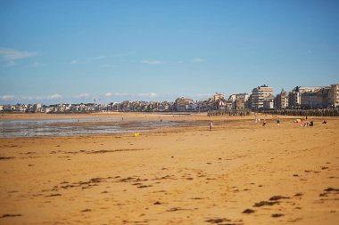 Saint-Malo, Brittany, Fransa 'daki Plage du Sillon plajının manzarası. Fotoğraf gelgitte çekildi.