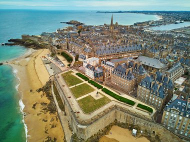 Saint-Malo Intra-Muros 'un Brittany, Fransa' daki hava aracı görüntüsü
