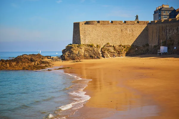 Γραφική Θέα Της Παραλίας Plage Mole Στο Saint Malo Βρετάνη — Φωτογραφία Αρχείου