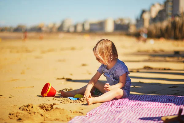 Menina Criança Feliz Divertindo Praia Saint Malo Bretanha França — Fotografia de Stock