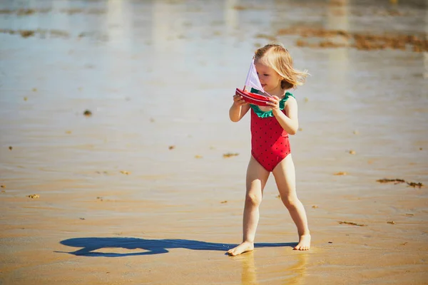 Menina Adorável Criança Maiô Vermelho Brincando Com Barco Brinquedo Madeira — Fotografia de Stock