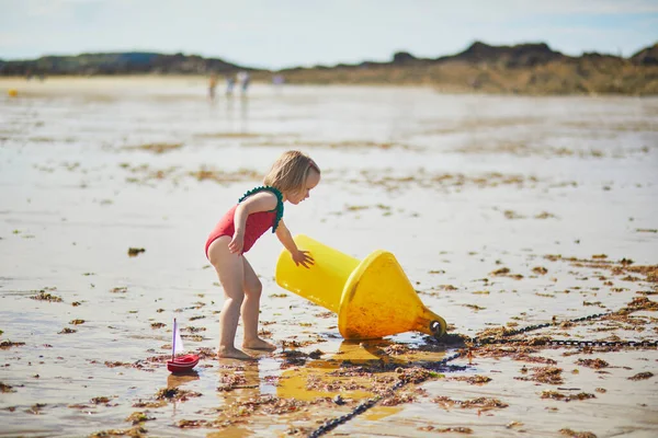 Roztomilé Batole Dívka Hraje Písečné Pláži Blízkosti Velké Žluté Bóje — Stock fotografie