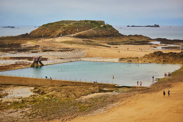 Famosa Piscina Agua Mar Playa Bon Secours Saint Malo Bretaña —  Fotos de Stock