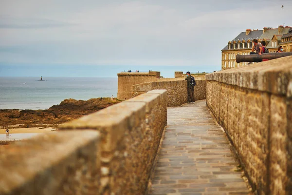 Gente Caminando Por Muralla Ciudad Que Rodea Saint Malo Intra —  Fotos de Stock