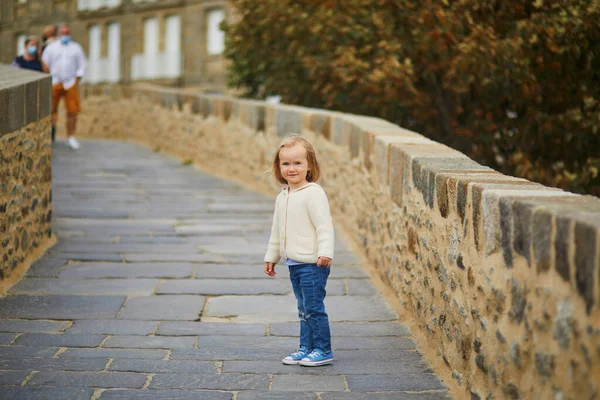 Menina Adorável Criança Andando Parede Cidade Saint Malo Bretanha França — Fotografia de Stock