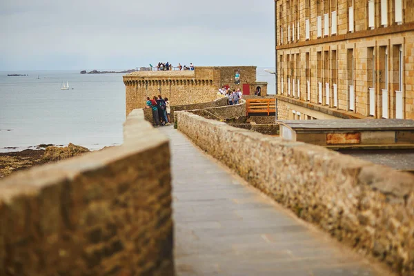 Gente Caminando Por Muralla Ciudad Que Rodea Saint Malo Intra —  Fotos de Stock