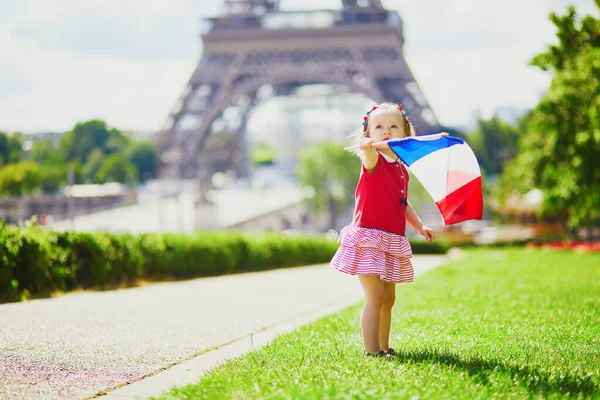 Gyönyörű Kislány Francia Nemzeti Trikolor Zászlóval Párizsi Eiffel Torony Közelében — Stock Fotó