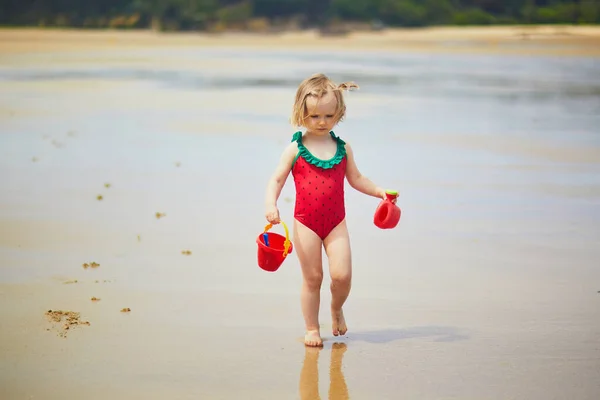 Очаровательная Девочка Играет Песчаном Пляже Атлантического Побережья Бретани Франция Маленький — стоковое фото