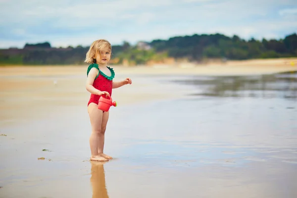 在法国布列塔尼大西洋海岸的沙滩上玩耍的可爱的蹒跚学步的小女孩 小孩子在海上度假或远洋度假 与孩子一起旅行 — 图库照片