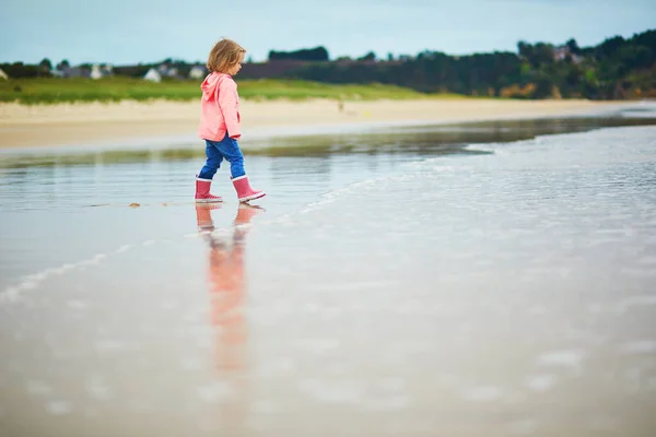 Menina Adorável Criança Praia Areia Costa Atlântica Bretanha França Criança — Fotografia de Stock
