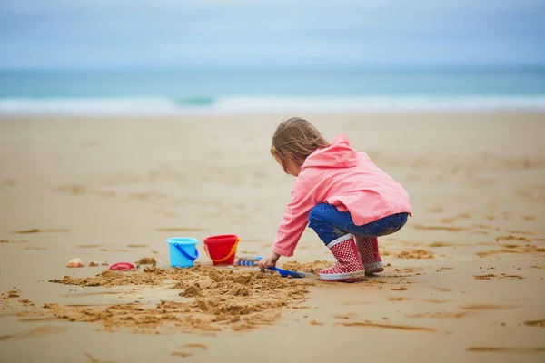 Entzückendes Kleinkind Beim Spielen Sandstrand Der Atlantikküste Der Bretagne Frankreich — Stockfoto