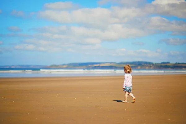 Entzückendes Kleinkind Sandstrand Der Atlantikküste Der Bretagne Frankreich Kleines Kind — Stockfoto
