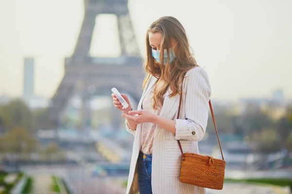 Meisje Buurt Van Eiffeltoren Parijs Met Een Beschermend Gezichtsmasker Ontsmettingsmiddel — Stockfoto