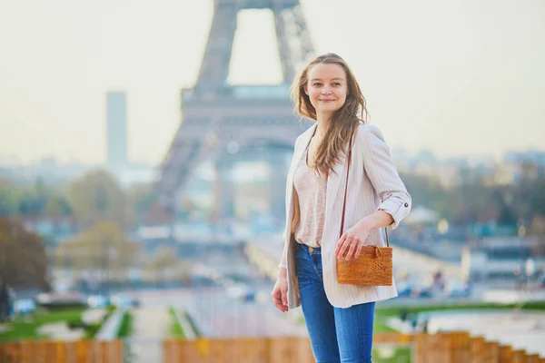 Ung Fransk Kvinna Paris Nära Eiffeltornet Vacker Flicka Promenader Paris — Stockfoto